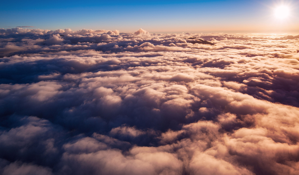 Густые белые облака в лучах солнца