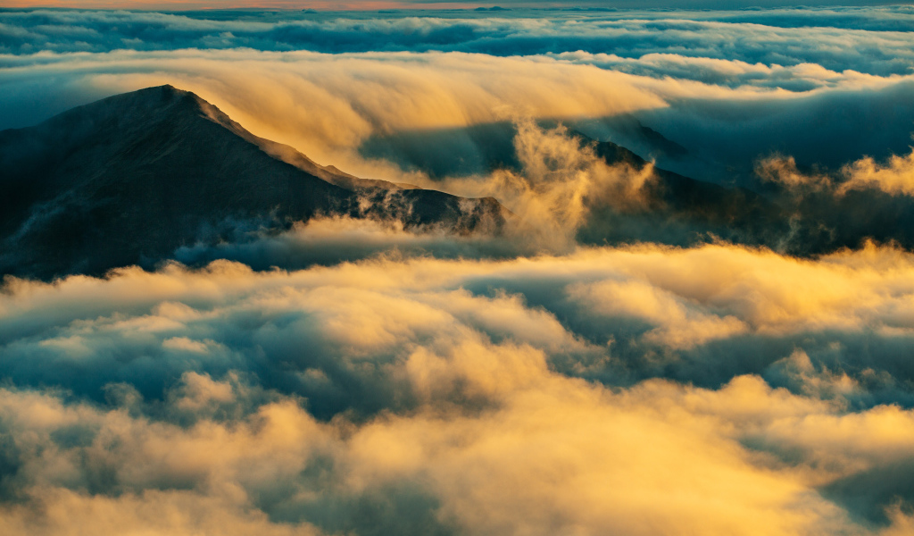 Белые облака высоко в горах 