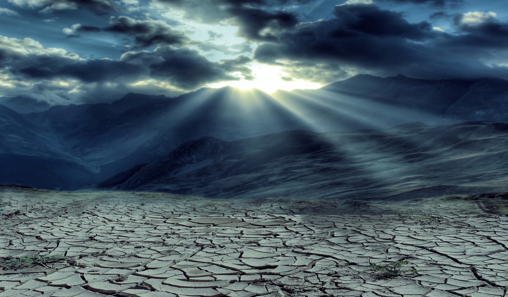 Солнце пробивается сквозь облака над пустыней