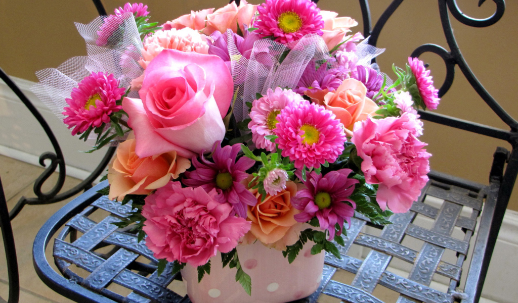 Красивый букет стоит на железном стуле