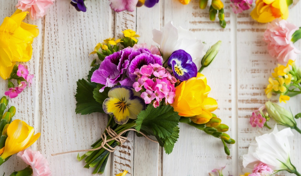 Красивый нежный букет цветов на столе