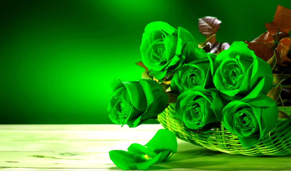 Букет зеленых роз в корзине