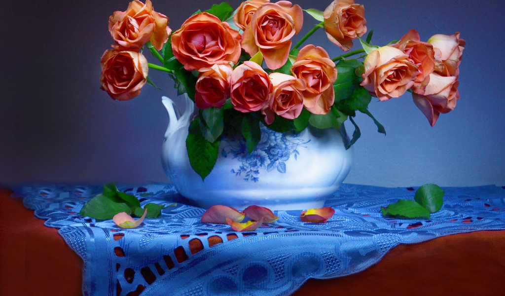 Букет оранжевых роз в вазе на столе 