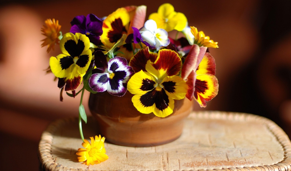 Букет цветов анютины глазки в вазе