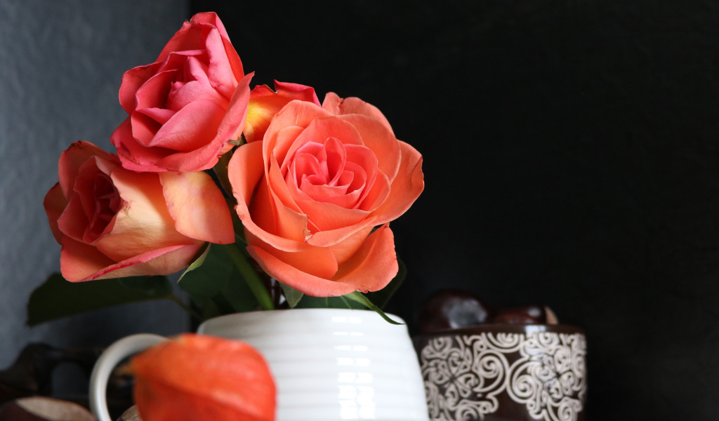 Букет роз в вазе на столе с книгой