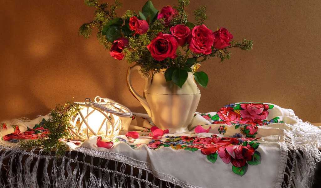 Букет роз в вазе на столе  с красивой скатертью 