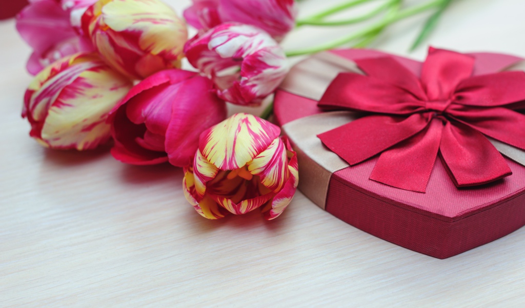 Букет тюльпанов и коробка конфет в подарок