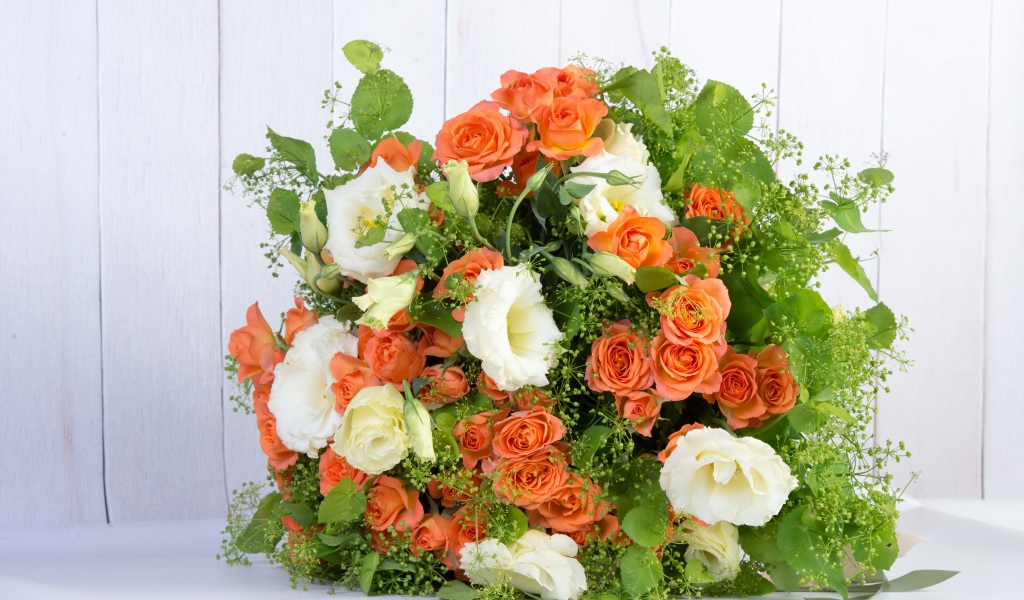 Большой красивый праздничный букет оранжевых роз и цветов эустомы
