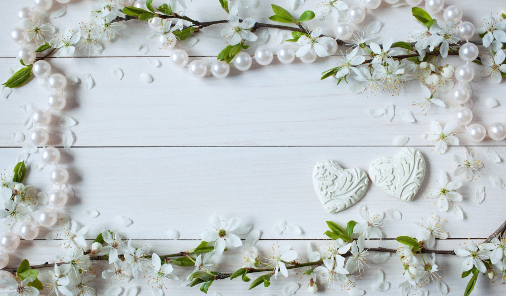 Фон для поздравительной открытки с цветами вишни и жемчужными бусами