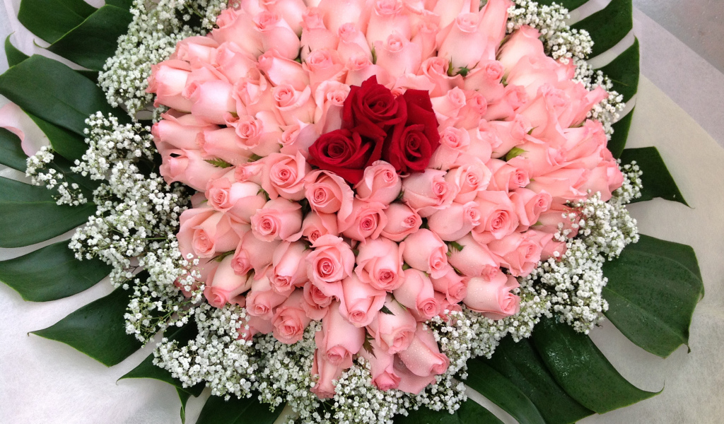 Красивый большой праздничный букет роз 