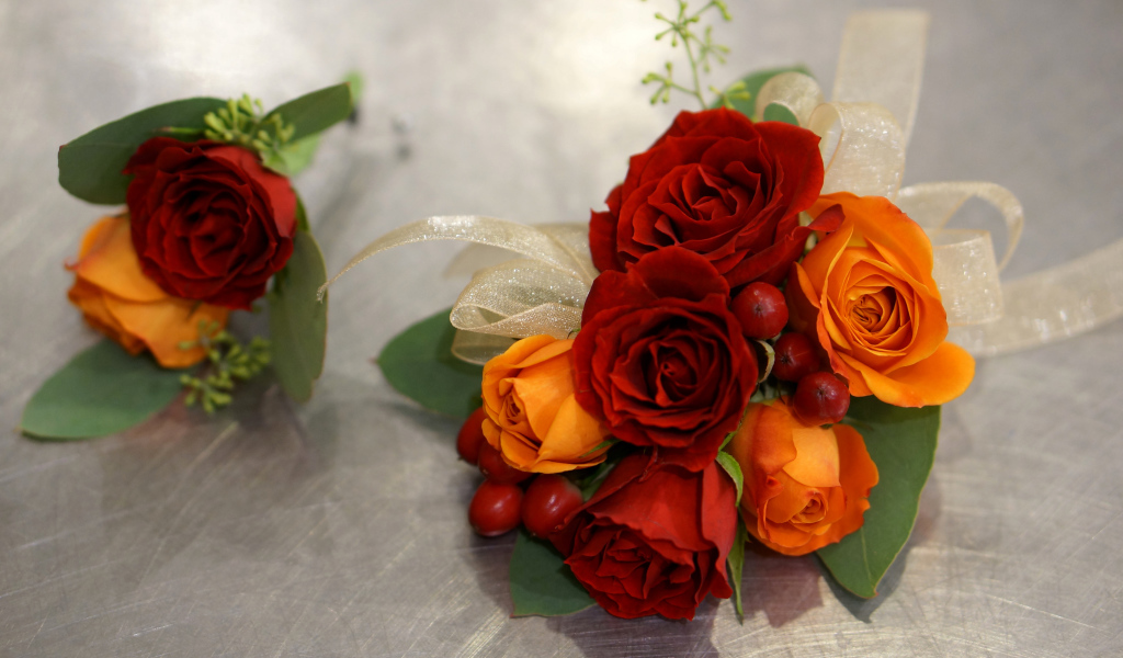 Красивый букет  и бутоньерка на столе
