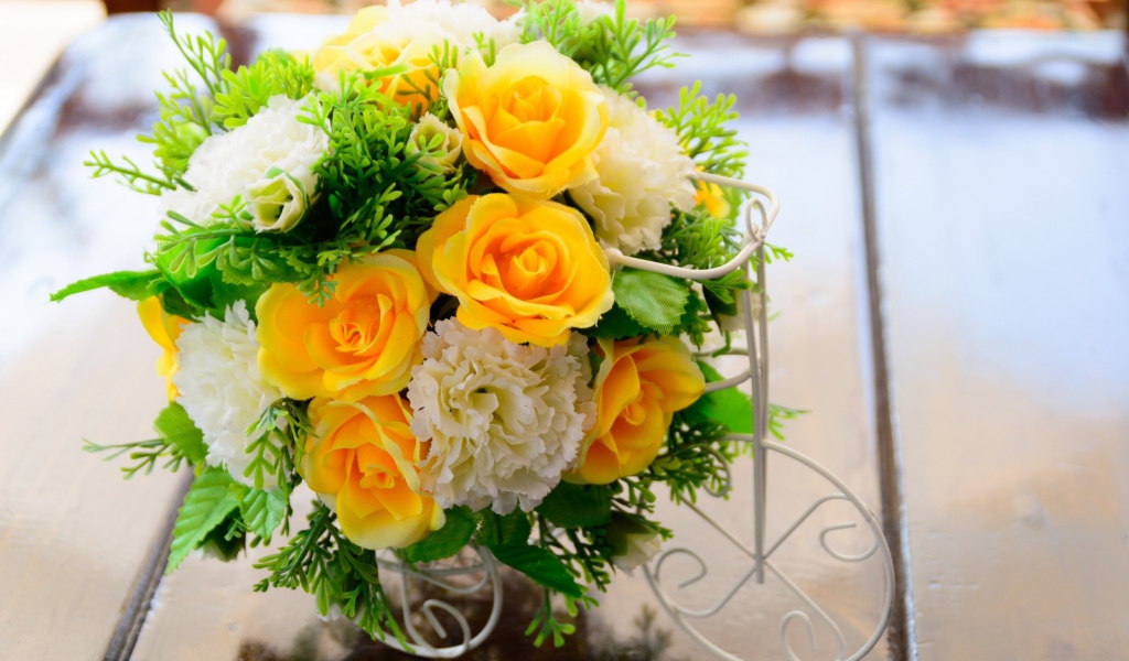 Красивый букет искусственных цветов для декора 