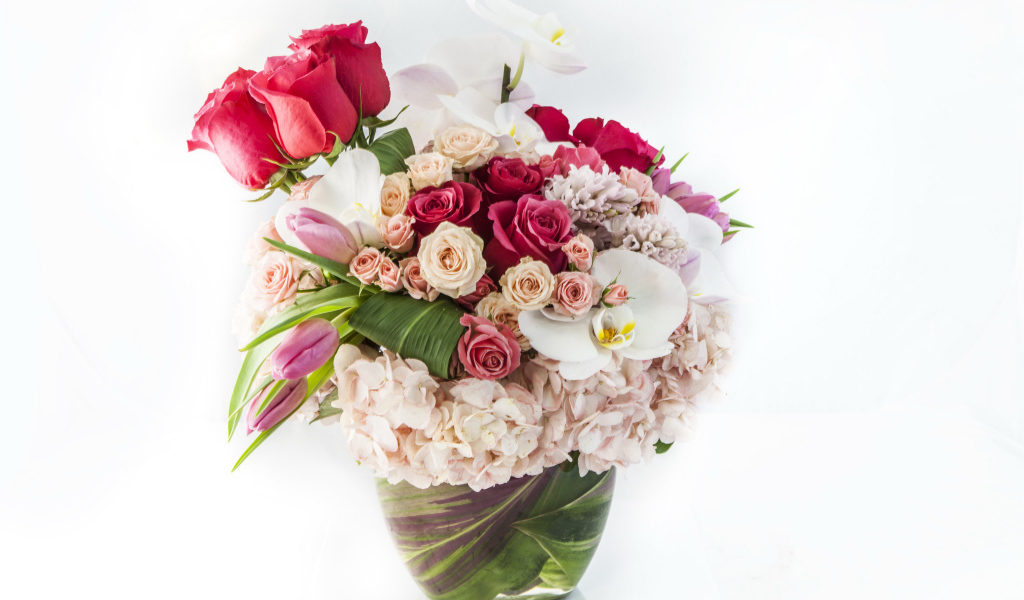 Красивый букет цветов в вазе на белом фоне