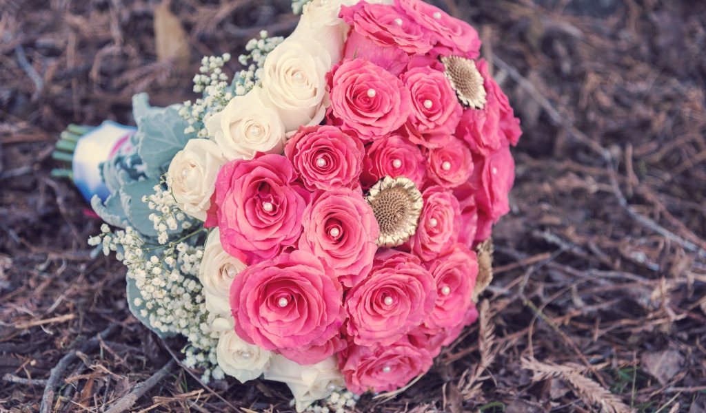 Красивый букет из розовых и белых роз с бусинами