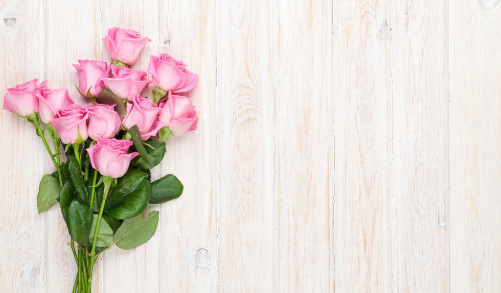 Красивый букет розовых роз на деревянных досках, фон для открытки
