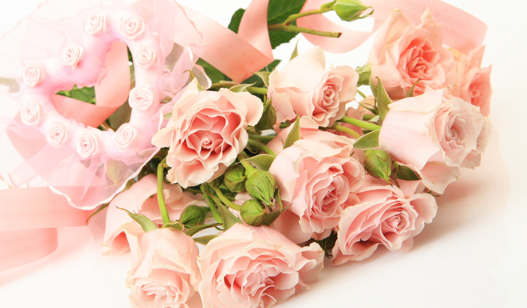 Красивый букет розовых роз с сердцем на белом фоне