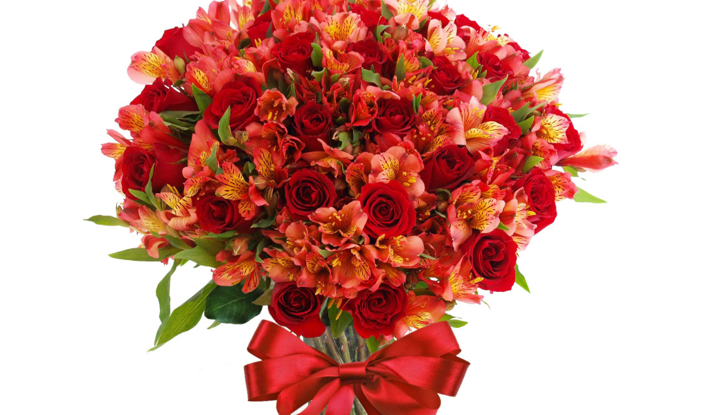 Красивый букет цветов красных роз и альстромерии с красным бантом 