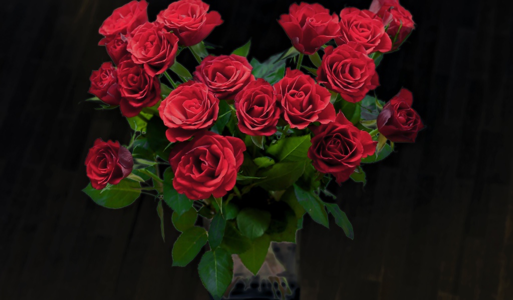 Красивый букет красных роз в вазе
