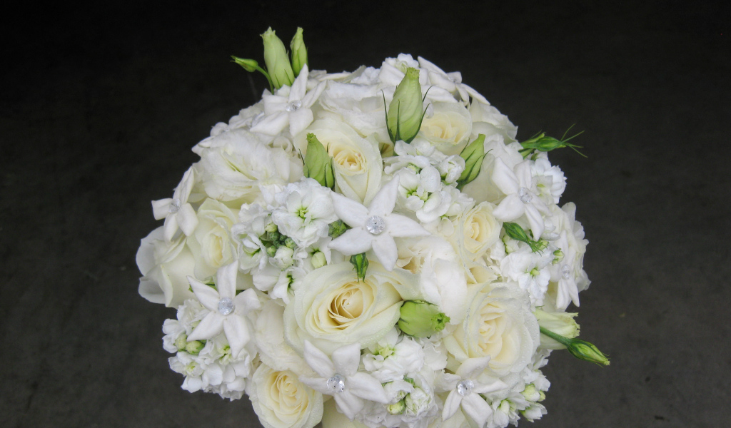 Красивый букет роз с цветами левкой 