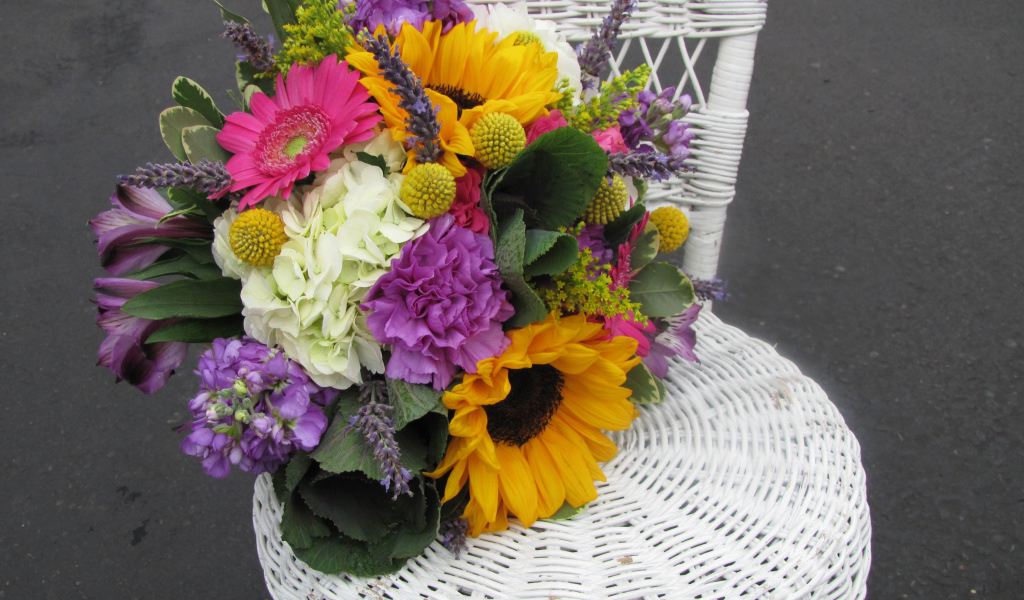 Красивый букет на плетеном стуле 