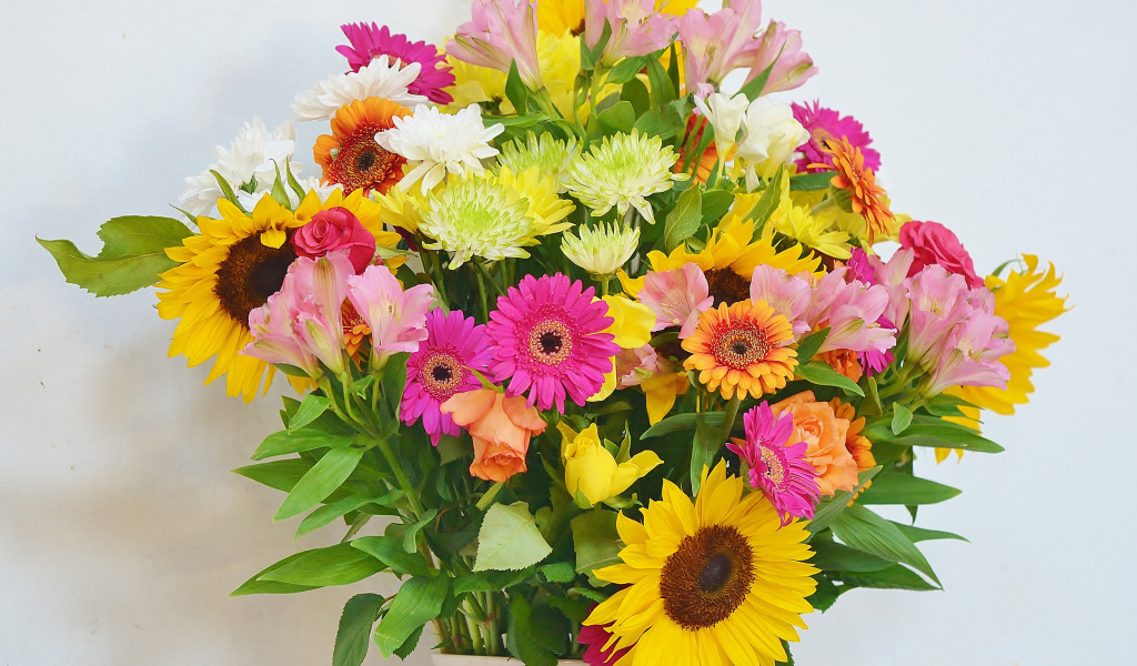 Красивый букет с цветами альстромерии, герберы, хризантемы и подсолнуха