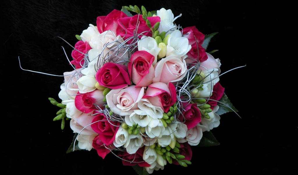 Красивый букет с цветами красной розы и фрезии на черном фоне