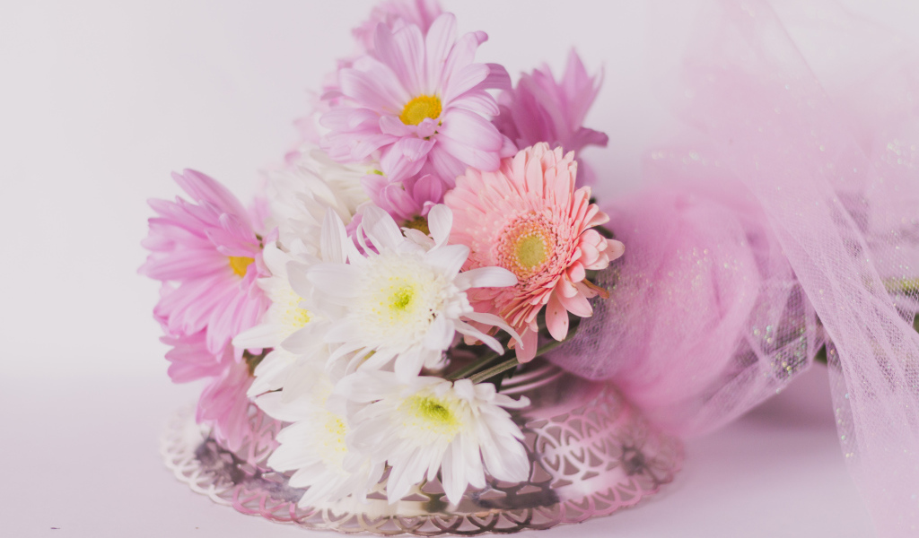 Красивый букет с цветами герберы и хризантемы