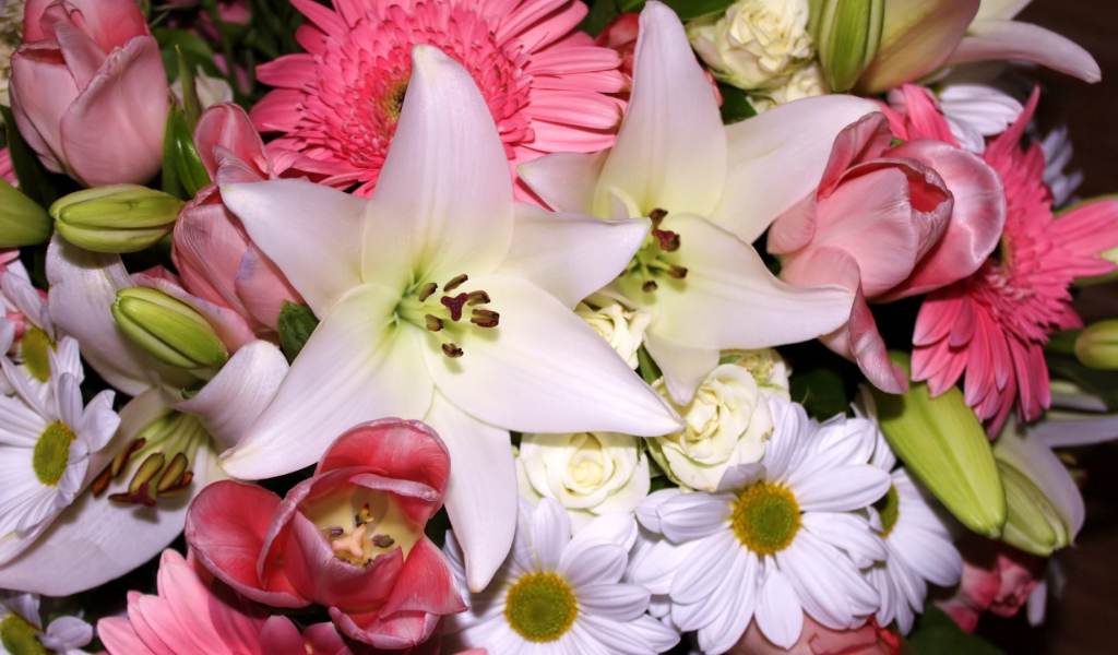 Красивый нежный розово - белый букет разных цветов 