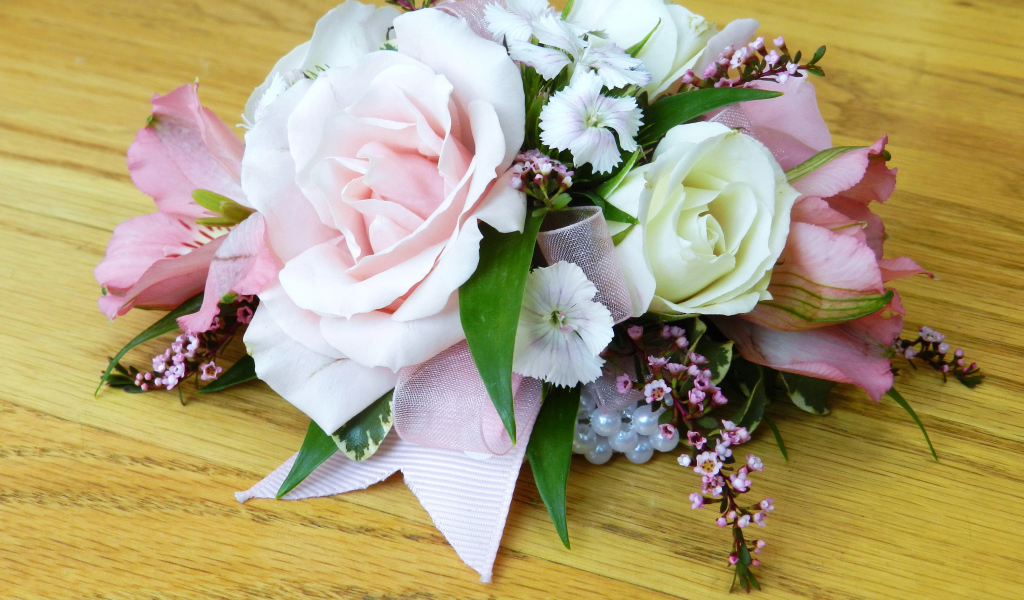 Красивые цветы на деревянном столе