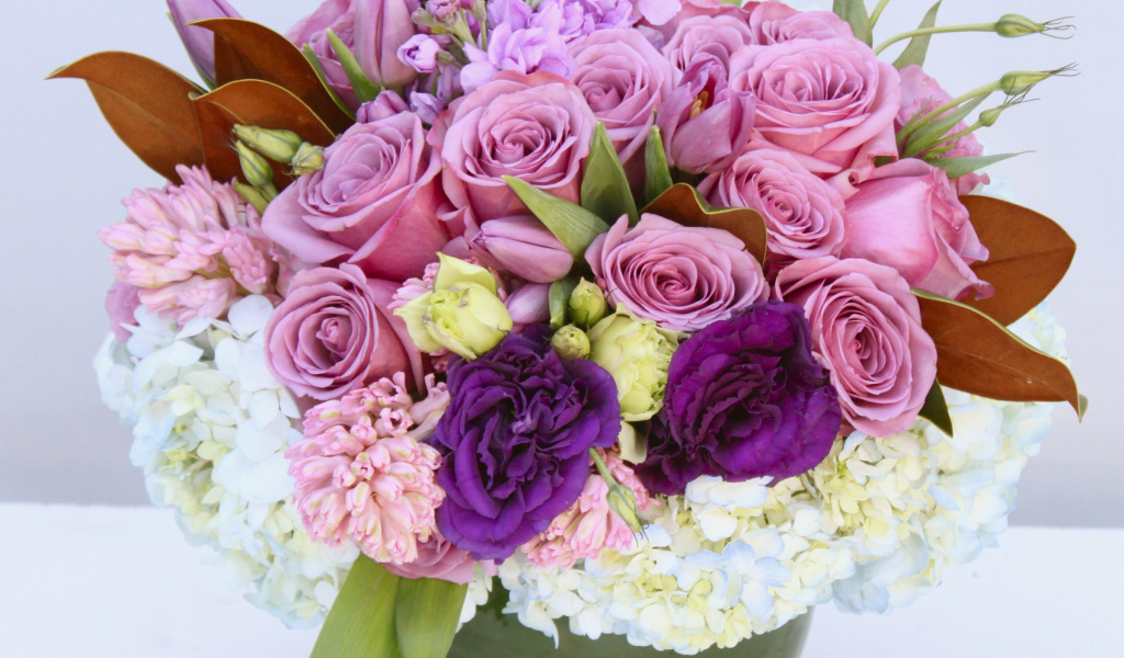 Красивый разноцветный букет в вазе на сером фоне