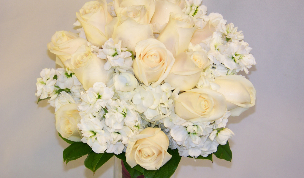 Красивый нежный букет с белыми розами и цветами гортензии на сером фоне