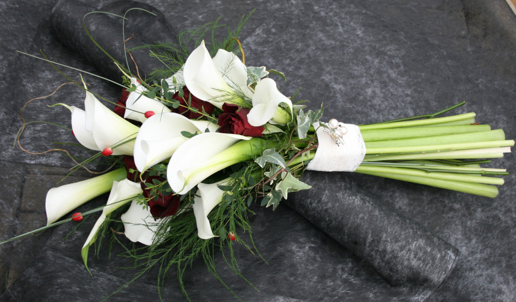 Красивый свадебный букет с цветами каллы и розы 