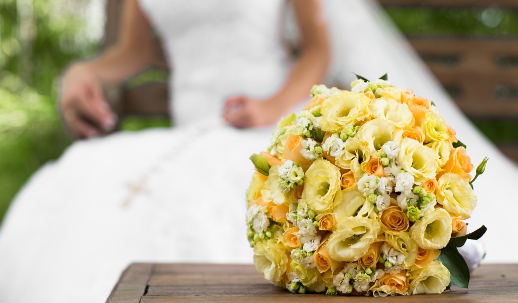 Красивый свадебный букет с розами и цветами эустома