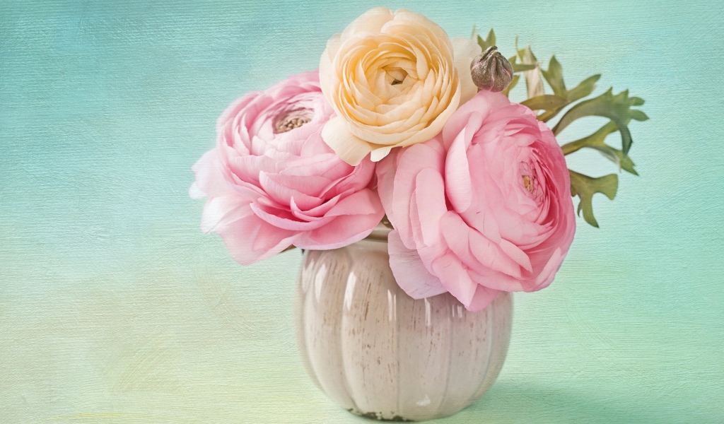 Букет букет лютиков в вазе на голубом фоне