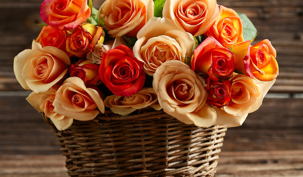 Букет красивых оранжевых роз в корзине
