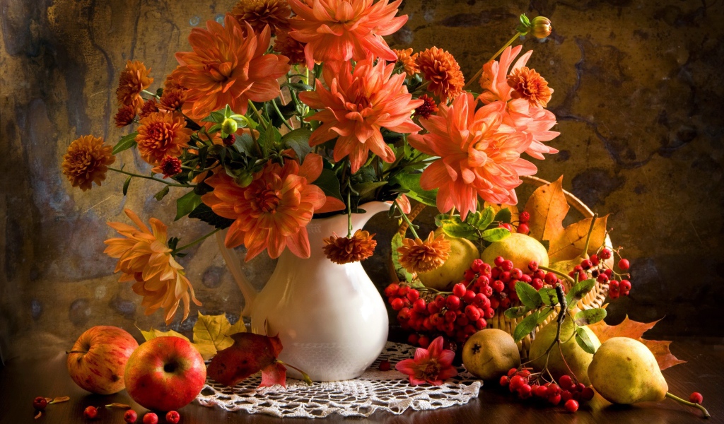 Букет георгин в вазе на столе с яблоками, грушами и калиной