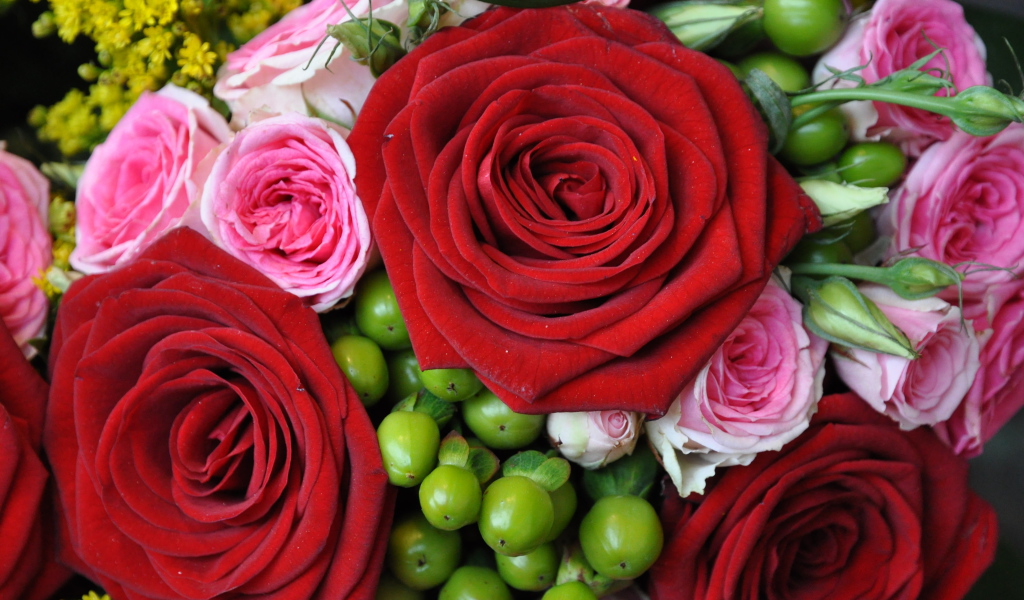 Букет из крупных красных роз с розовыми 