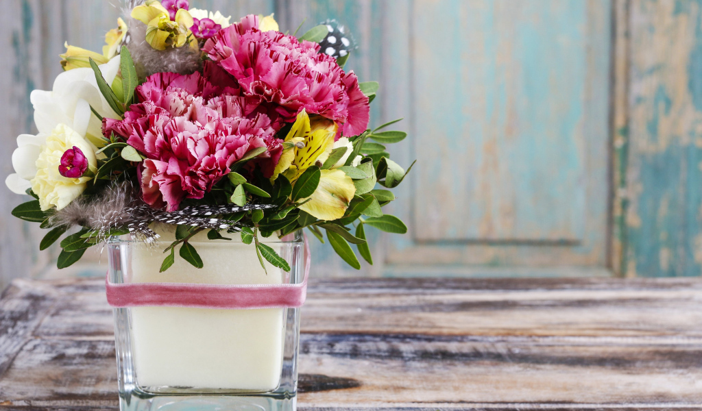 Букет пионов с лилиями в вазе на столе