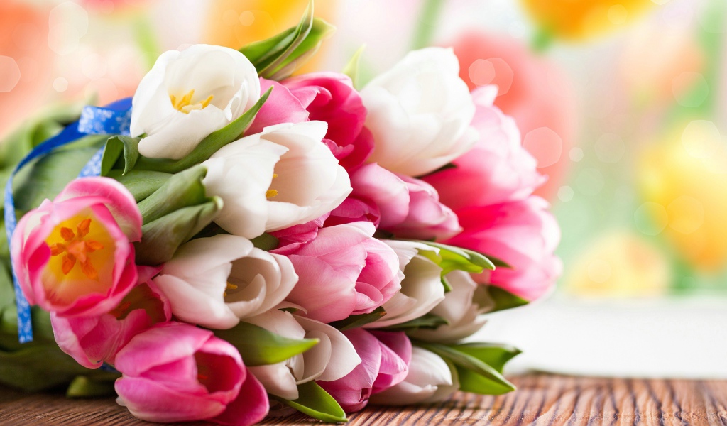 Букет розовых и белых тюльпанов на столе