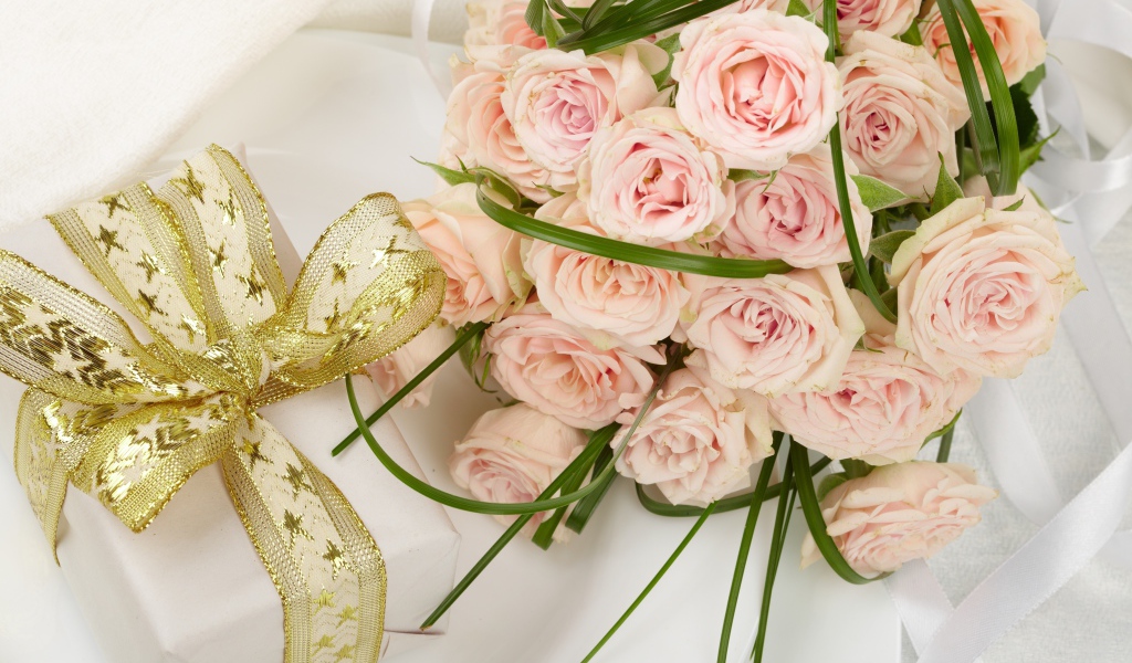 Букет розовых роз и подарок с красивым бантом