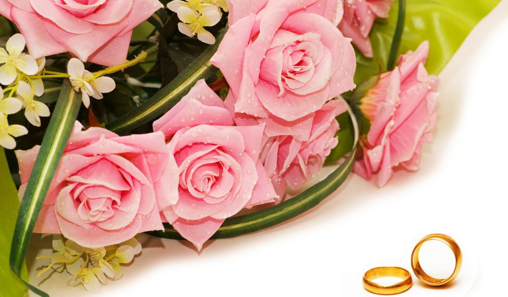 Букет розовых роз с золотыми обручальными кольцами