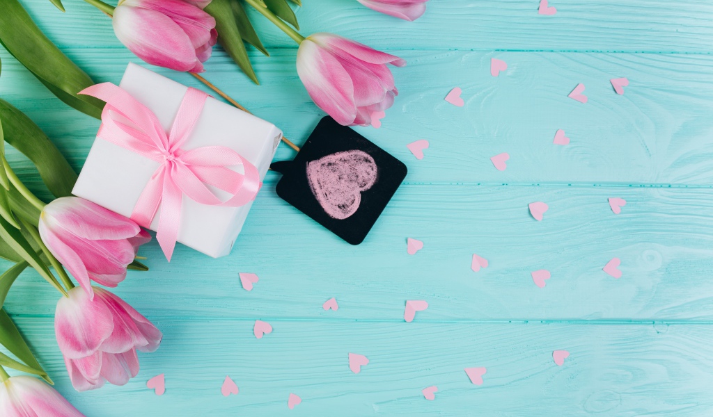 Букет розовых тюльпанов и подарок на голубом фоне