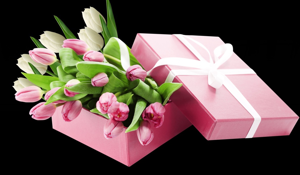 Букет розовых тюльпанов в розовой коробке на черном фоне