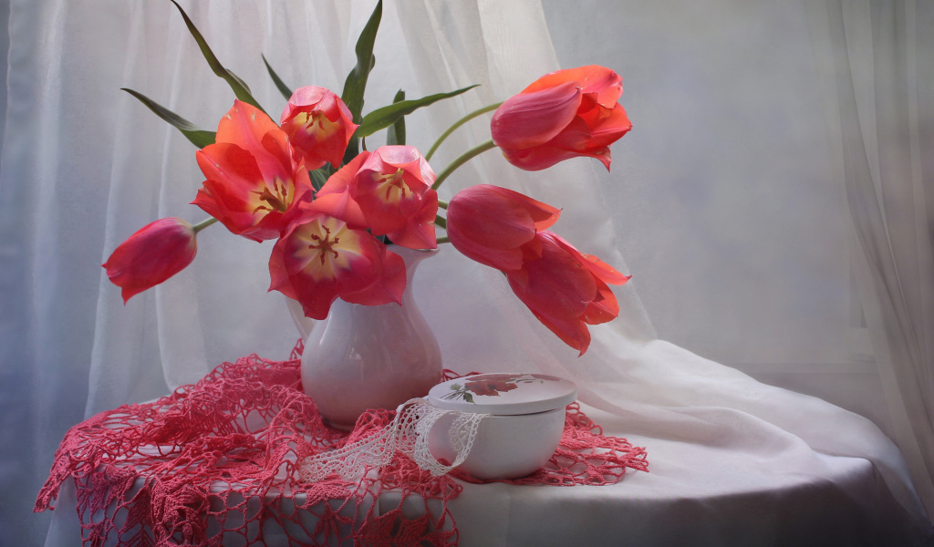 Букет розовых тюльпанов на столе со шкатулкой