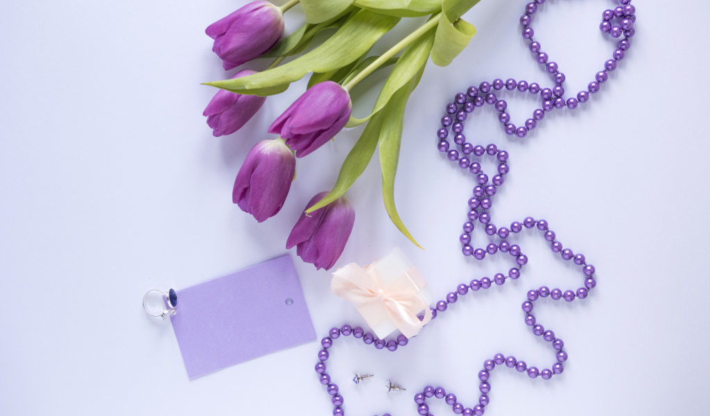 Букет фиолетовых тюльпанов с бусами