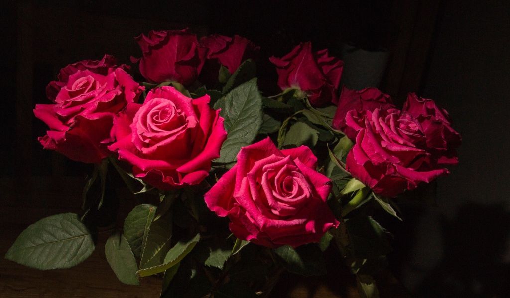 Букет красных роз на столе в комнате