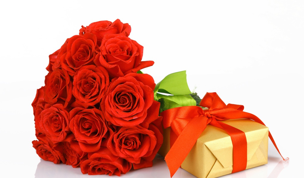 Букет красных роз с подарком на белом фоне