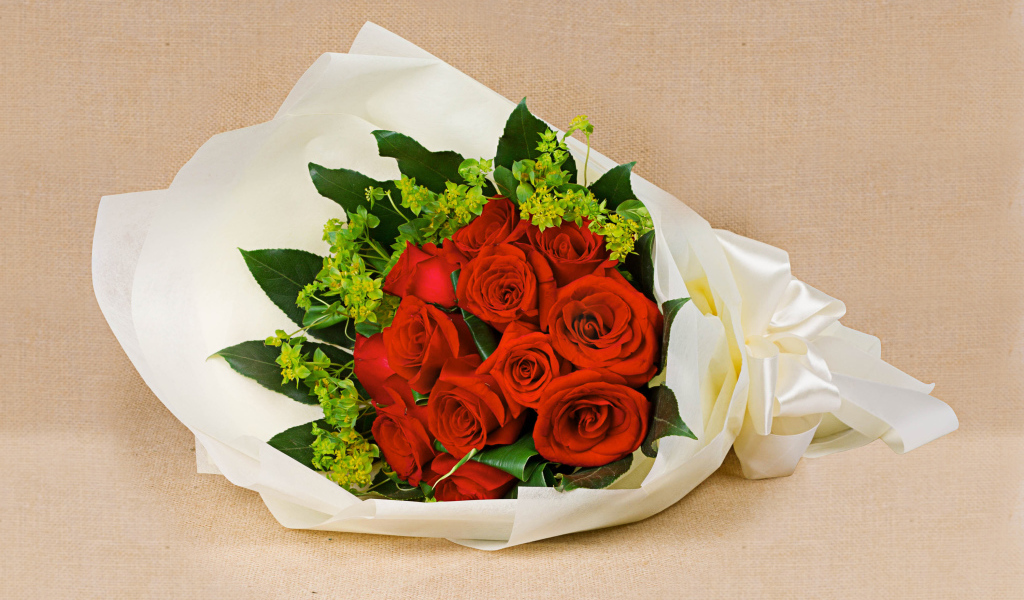 Букет красных роз с белым бантом