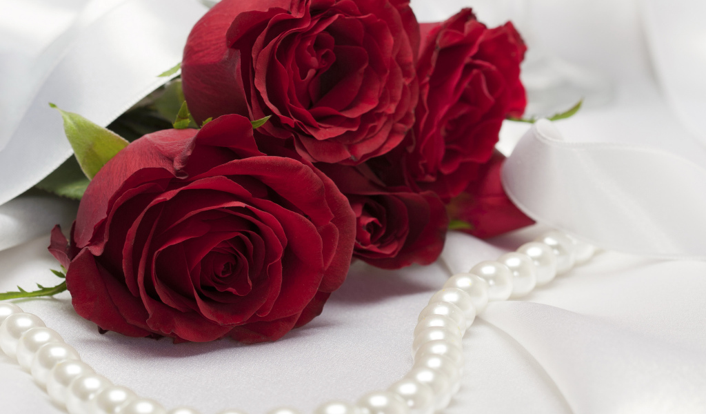 Букет красных роз с белыми жемчужными бусами 