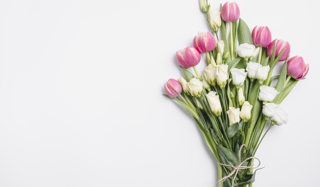 Букет тюльпанов и цветов эустомы на сером фоне, шаблон